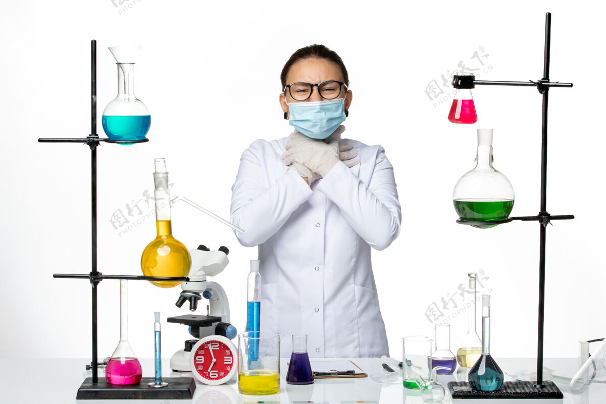 面具正面图白色背景病毒化学实验室covid-splash上戴着口罩的女化学家 穿着医疗服 喉咙痛视图医学前面