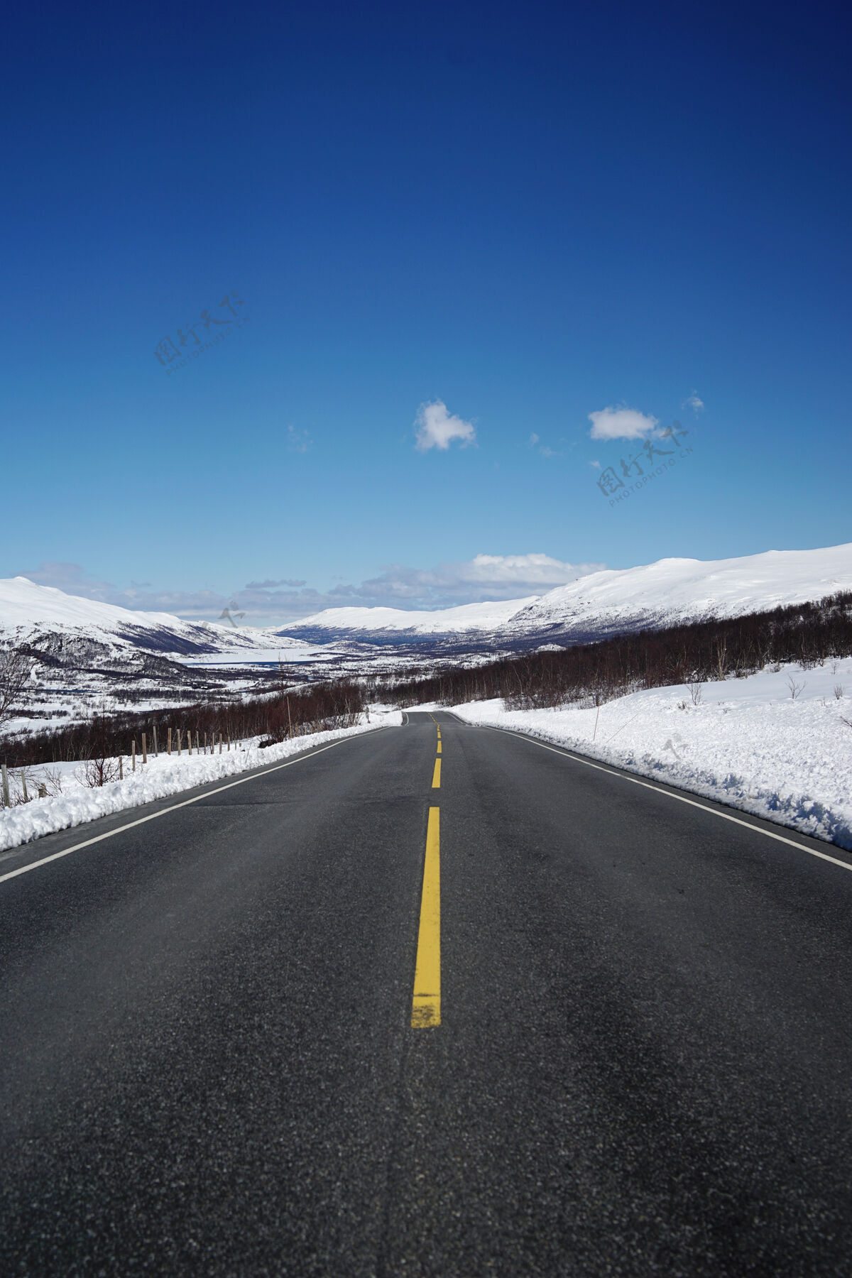 冬天通往美丽雪山的道路路路冷