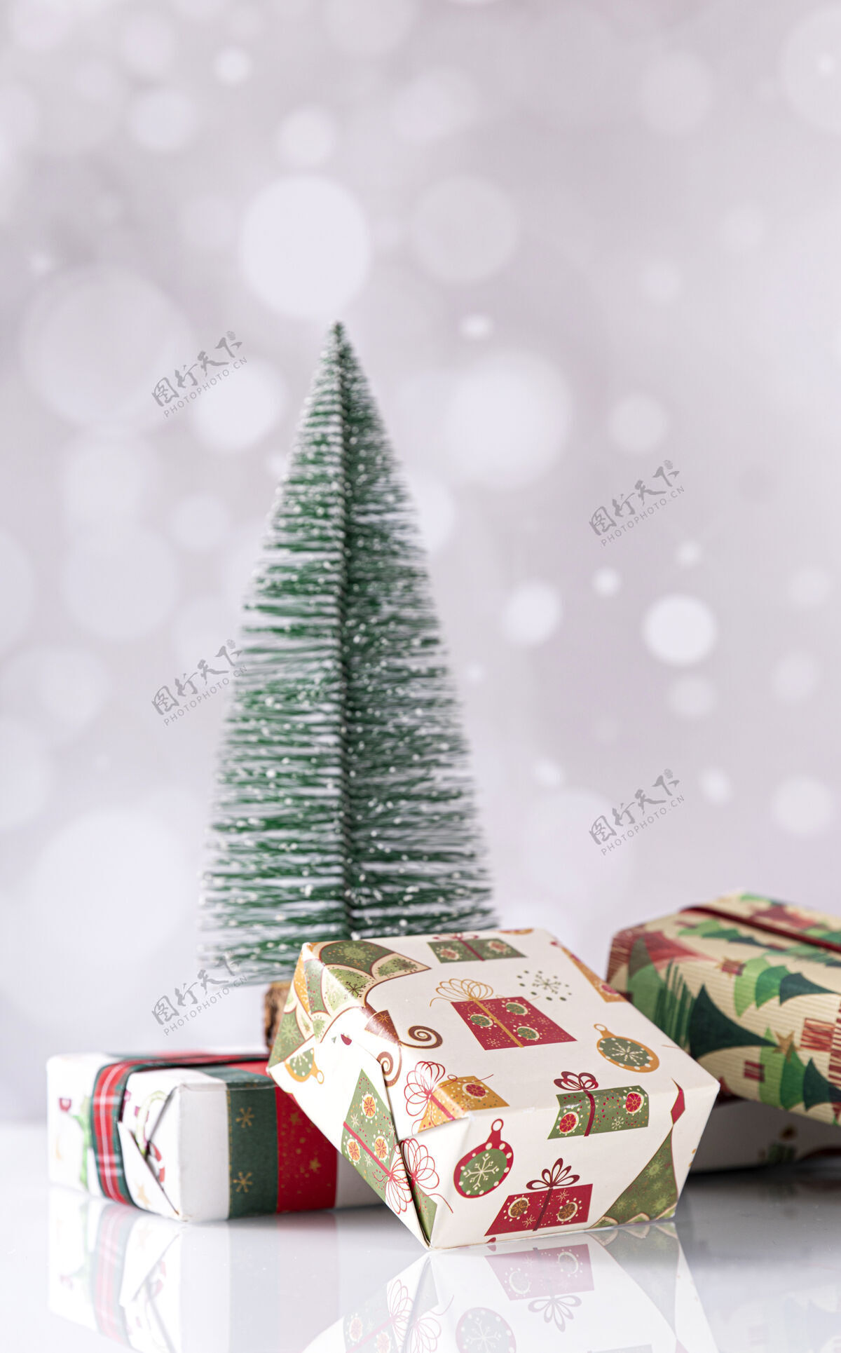 杉树圣诞装饰与礼品盒和杉树礼品盒松树礼物
