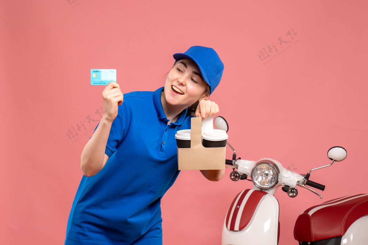 服务正面图：女快递员带着咖啡和银行卡 骑着粉色的工作服递送制服服务工作披萨女自行车专业女人人