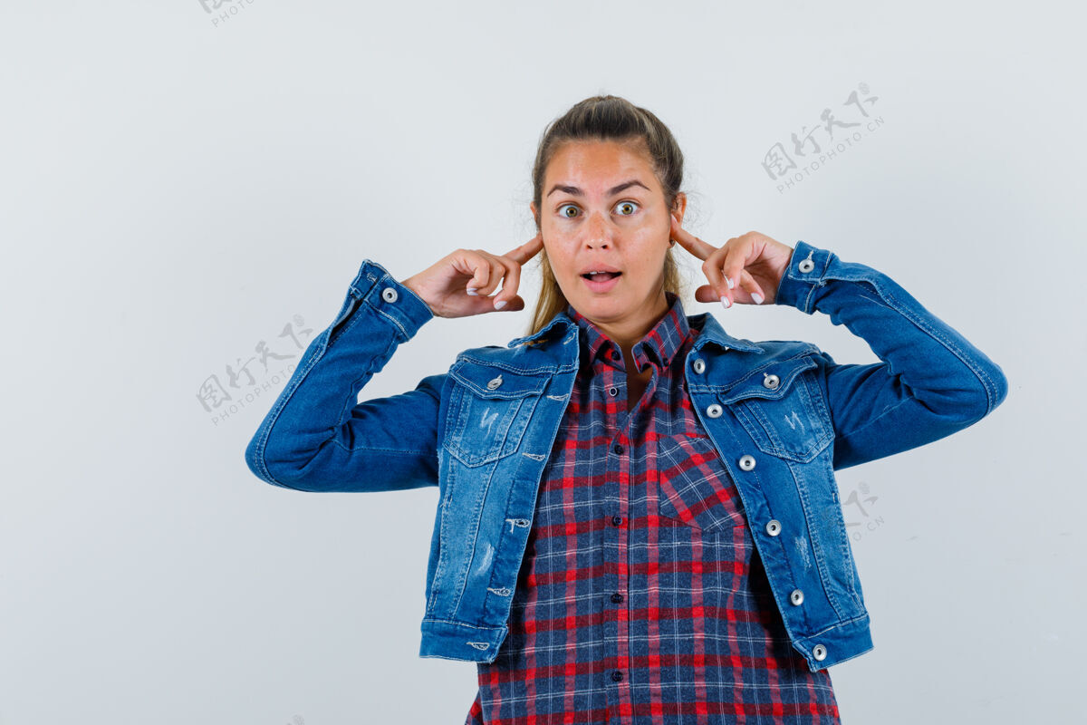 成人穿着衬衫 夹克衫的年轻女士 手指放在头上 面带疑惑地看着前方拼图年轻手持