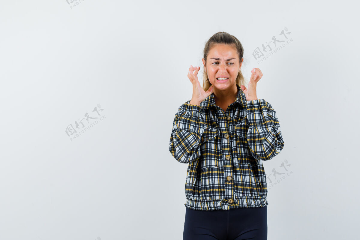 女孩穿着衬衫 短裤的年轻女士举手攻击性地站在前面视图人女性