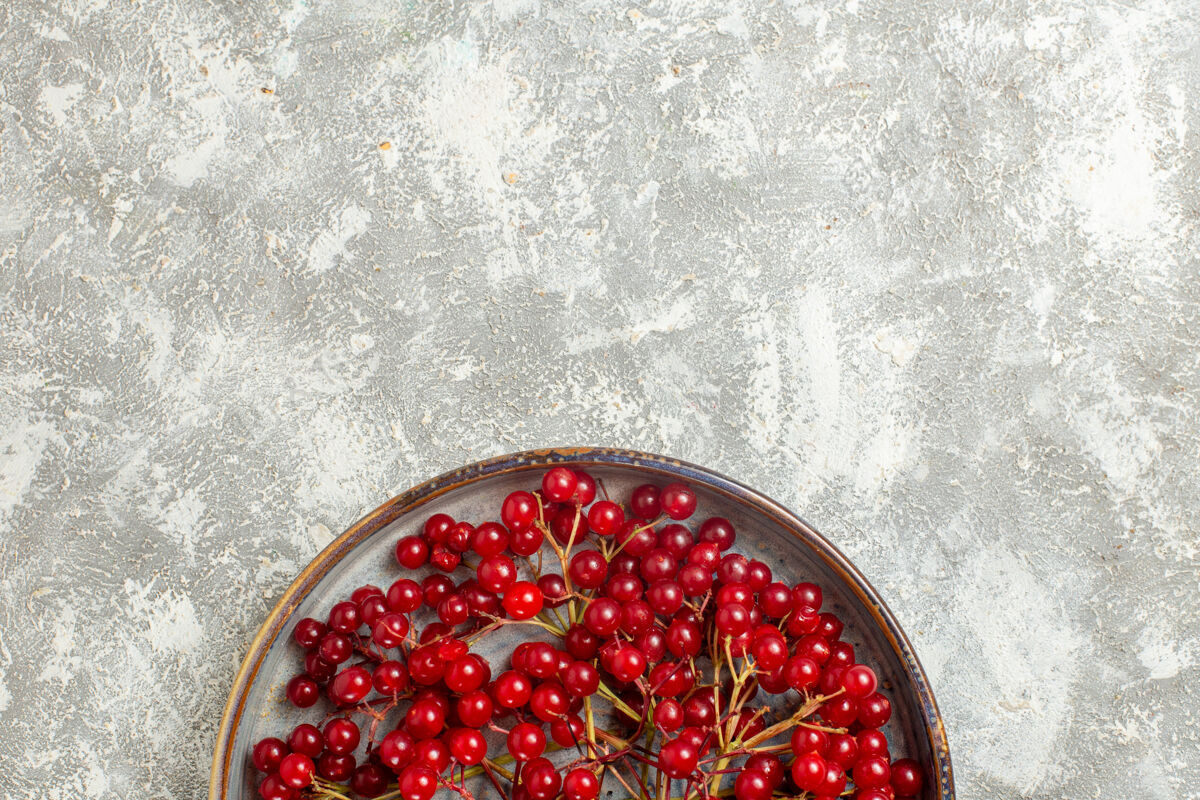 葡萄干顶视图红色蔓越莓醇厚的水果在白色背景上醋栗红蔓越莓成熟