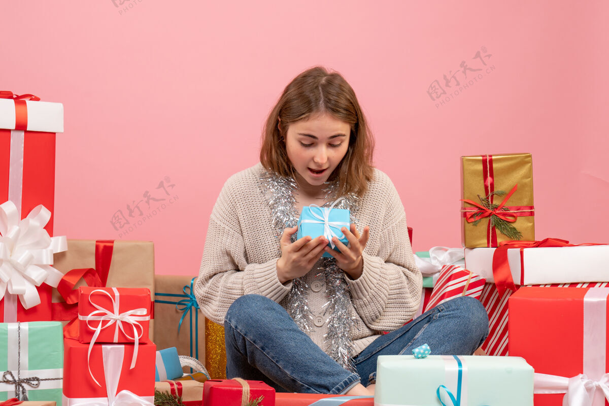 礼物正面图年轻女性围坐在不同的礼物旁边周围不同坐着