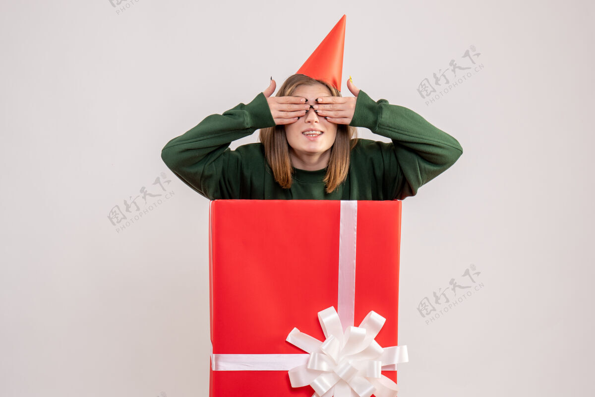 盒子正面图红色礼品盒内的年轻女性情感生日纸
