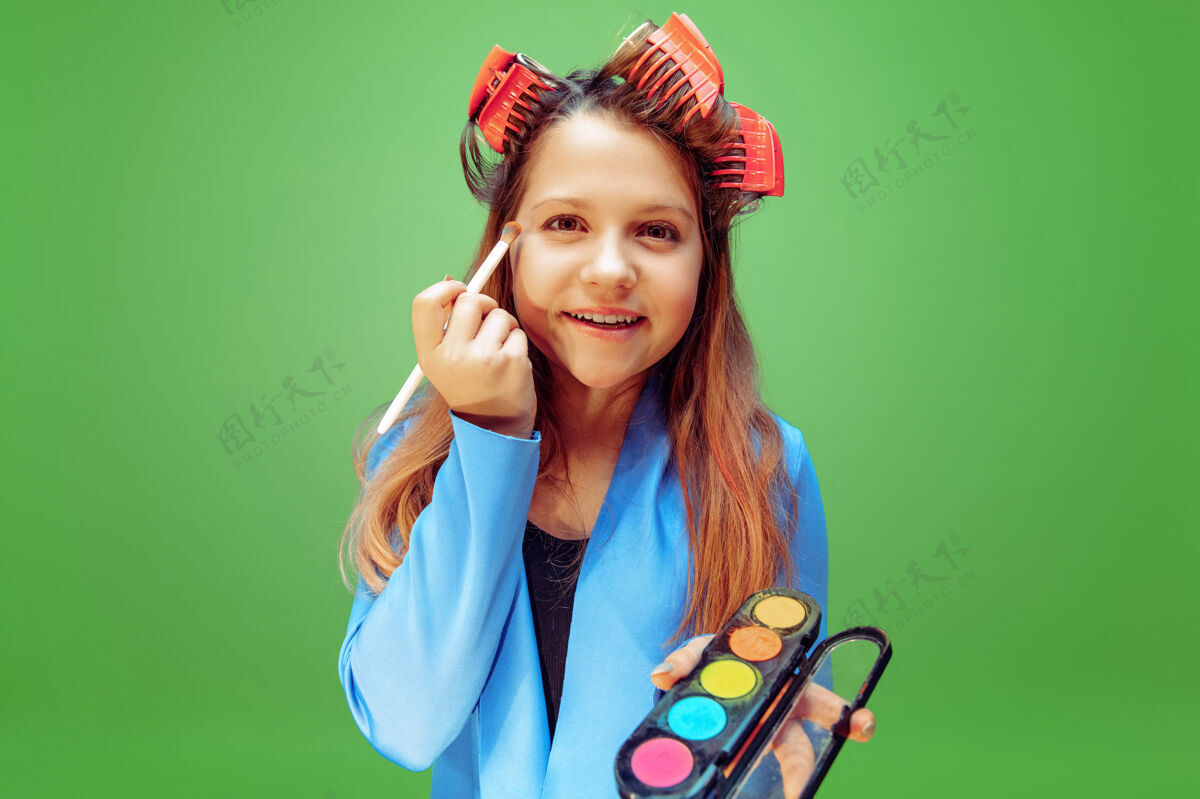 专业小女孩梦想着化妆师的职业童年 规划 教育和梦想的概念化妆教育超级