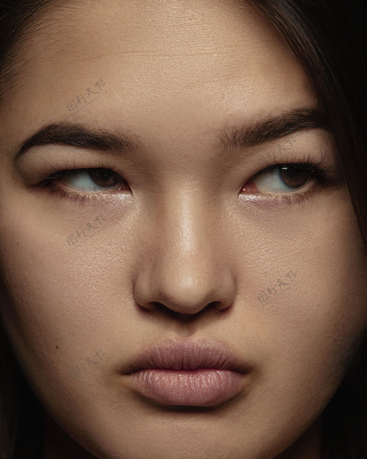 女孩年轻而感性的中国女人的特写肖像女性模特的高细节照片 保持良好的皮肤和明亮的面部表情人类情感的概念严肃 看侧面细节自信情绪
