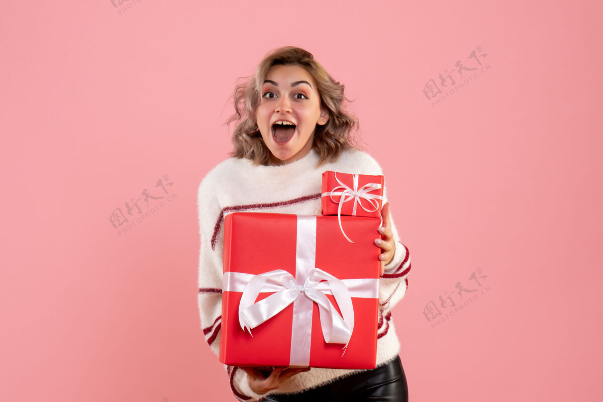 人物正面图年轻女性手持圣诞礼物礼物情感礼物