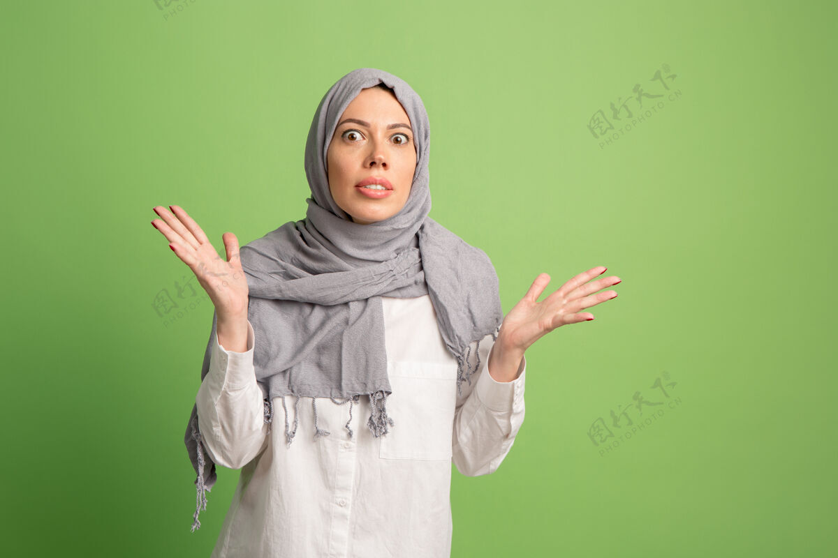 脸争论 争论概念戴头巾的阿拉伯女人女孩的肖像 在工作室背景下摆姿势传统阿拉伯语人