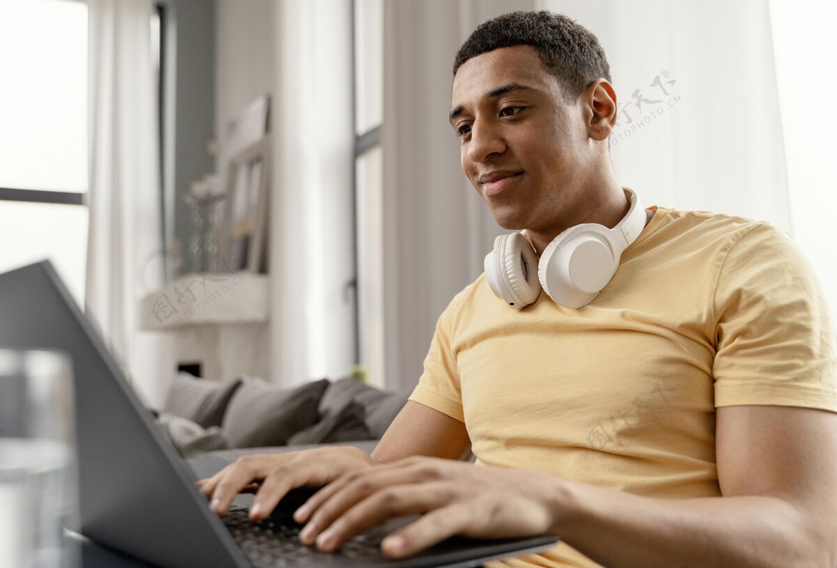 男人肖像男在家放松和使用笔记本电脑休闲室内笔记本电脑