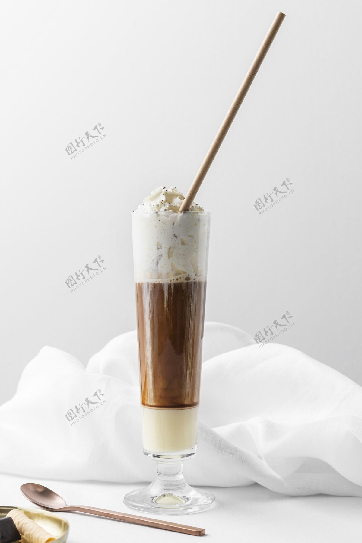 美味饮料桌上有一杯法普西诺冰激凌玻璃杯鲜奶油