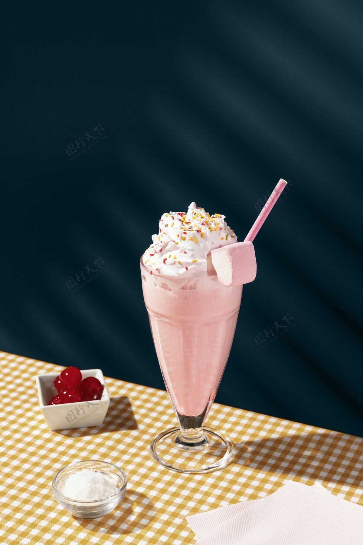 新鲜饮料桌上有草莓奶昔草莓奶昔美味饮料草莓