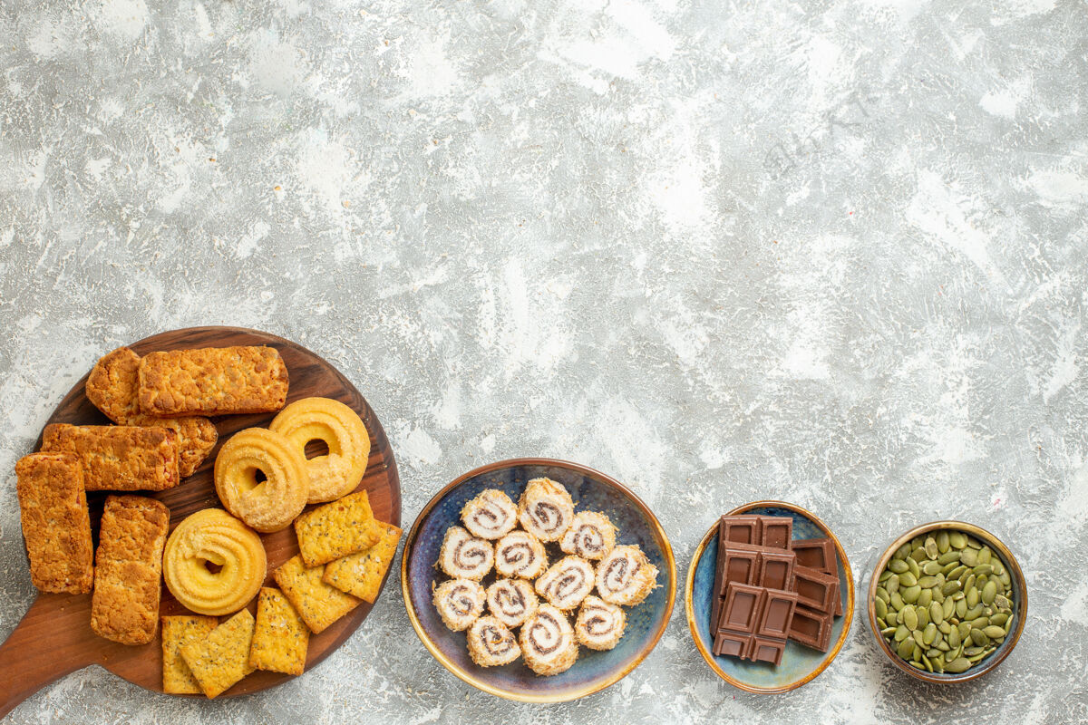 糖果在白色背景上俯瞰美味的蛋糕和糖果和饼干食品印章货币