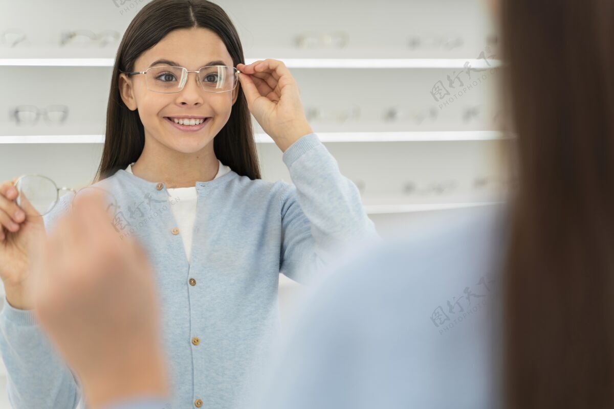 员工眼镜店的女孩在试眼镜室内眼镜试穿