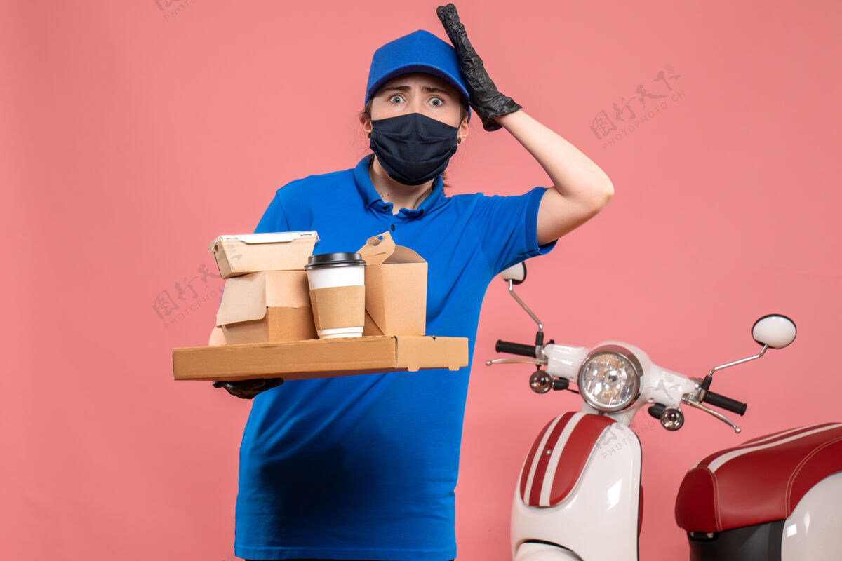 工人正面图：女快递员带着咖啡和食物在粉色大流行工作服上送货员covid-制服服务成人大流行封面