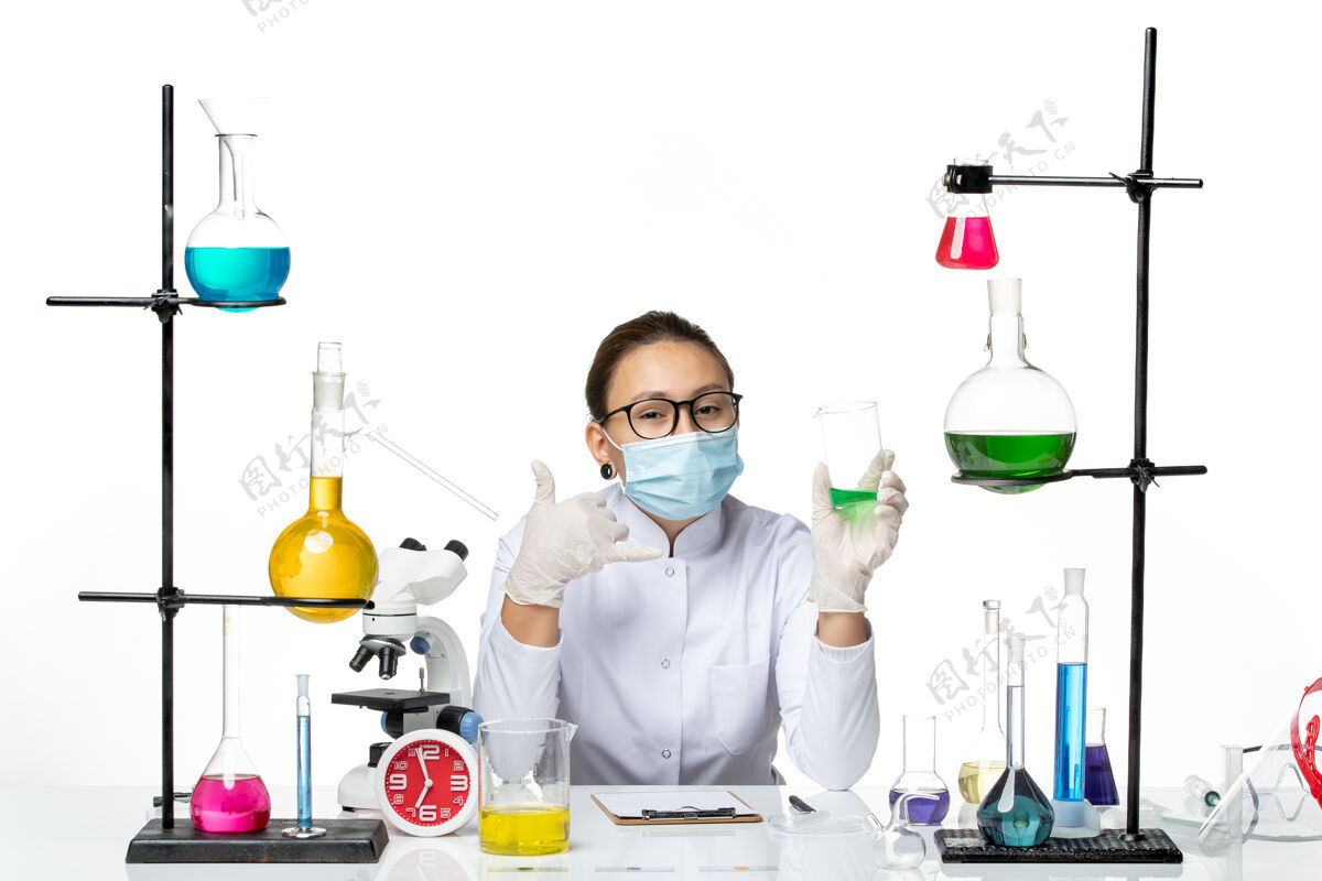 实验室前视图穿着医疗服的女化学家 带面罩 背景为浅白色 飞溅实验室病毒化学covid-解决方案外套病毒