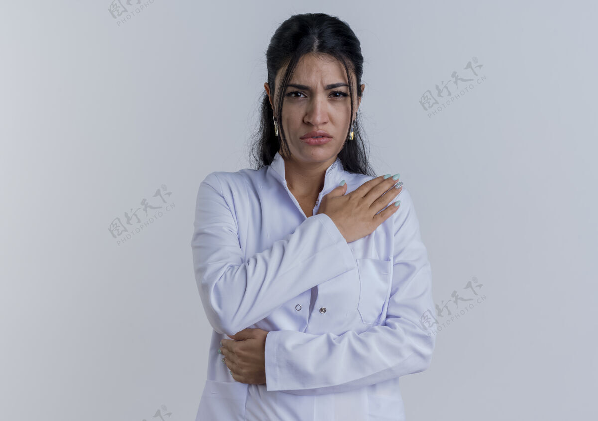 医生年轻的女医生穿着医用长袍看着把手放在肩膀上痛苦隔离年轻女人痛苦