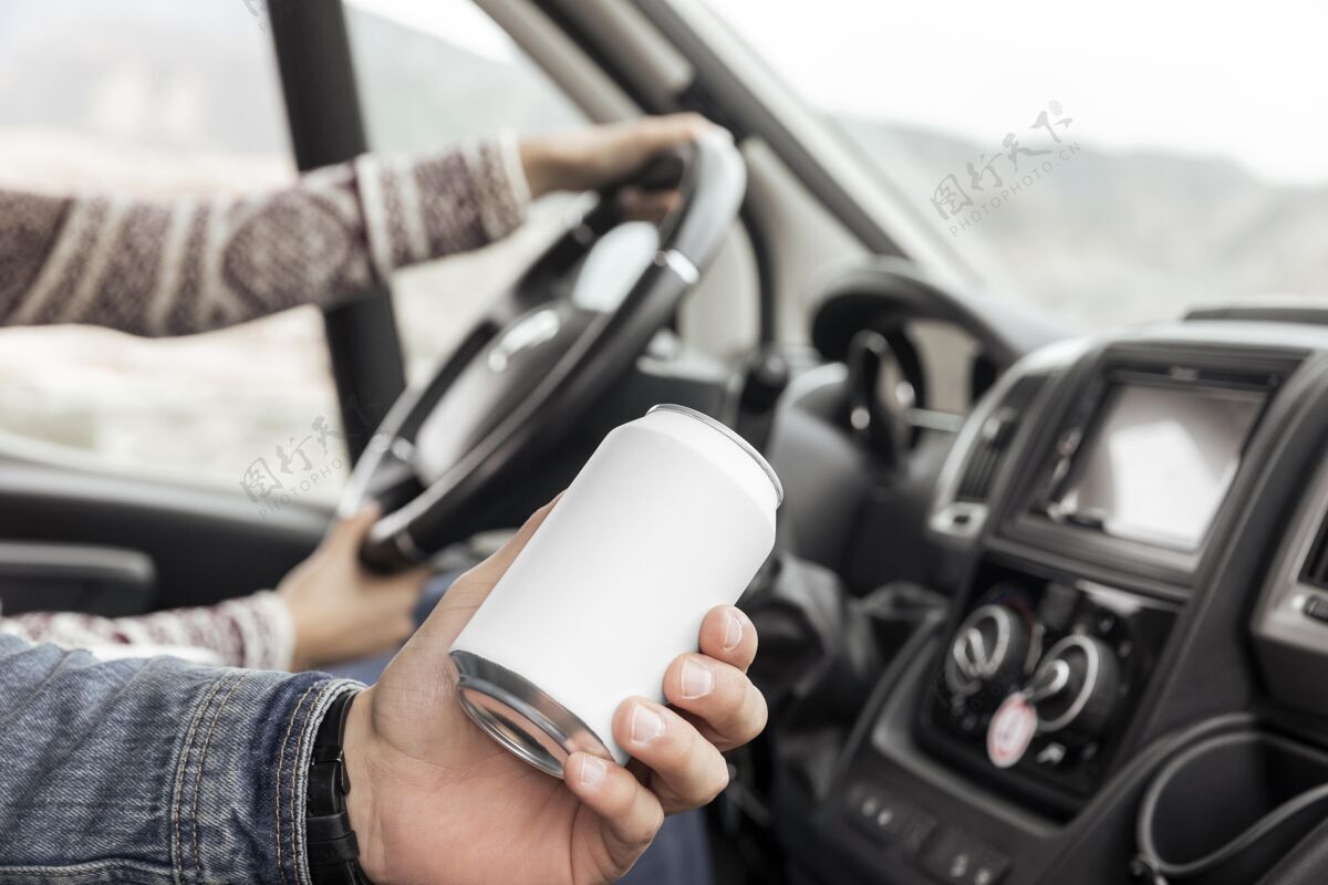 旅行特写手拿汽水罐在车里生活方式放松特写
