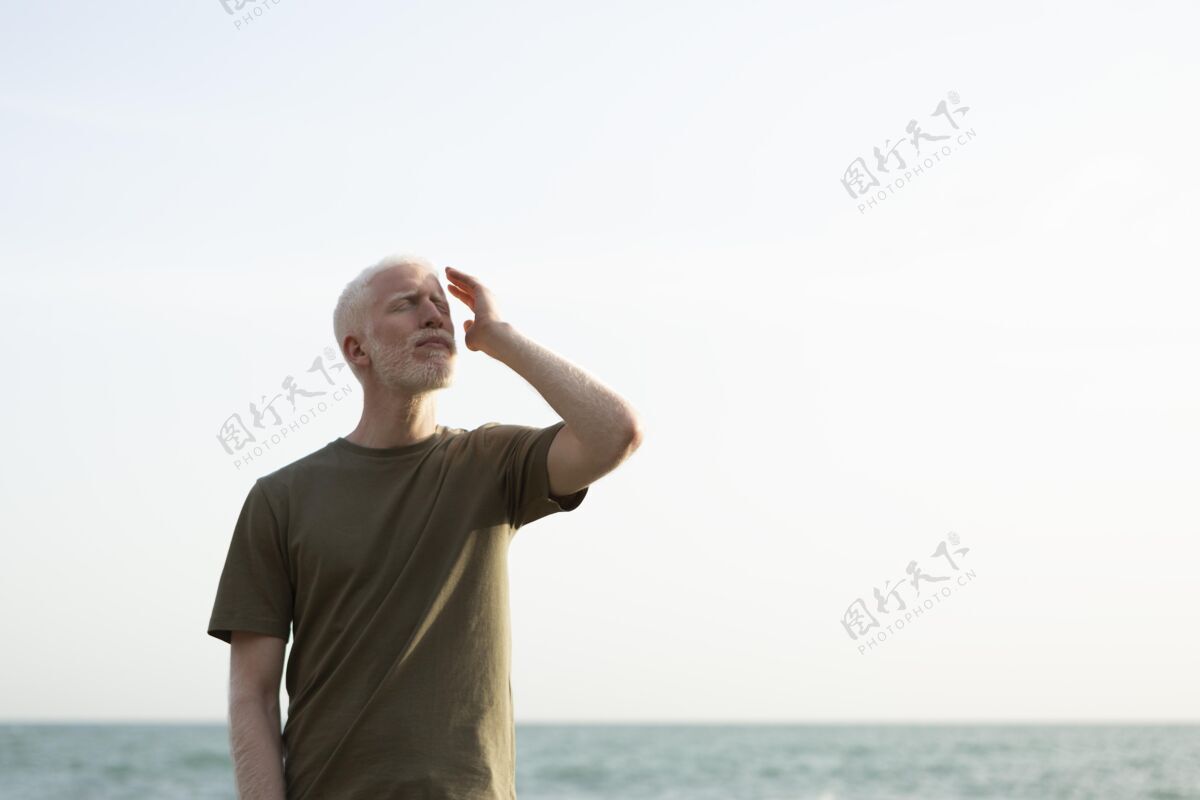 自然中枪老男人在海边摆姿势模型中镜头高级