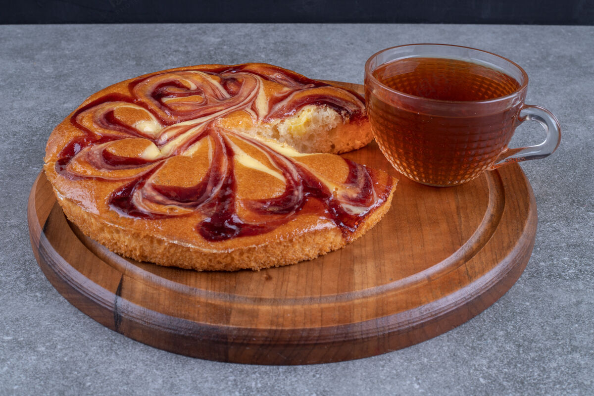 芳香在木板上放一片甜面包和一杯茶面包烘焙食品杯子