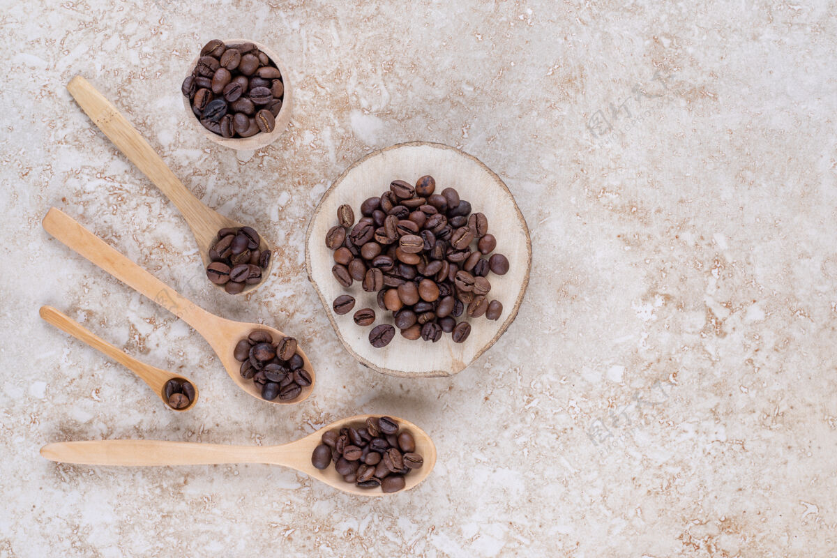 咖啡咖啡豆放在勺子上 一块木头和一个小杯咖啡因芳香木头