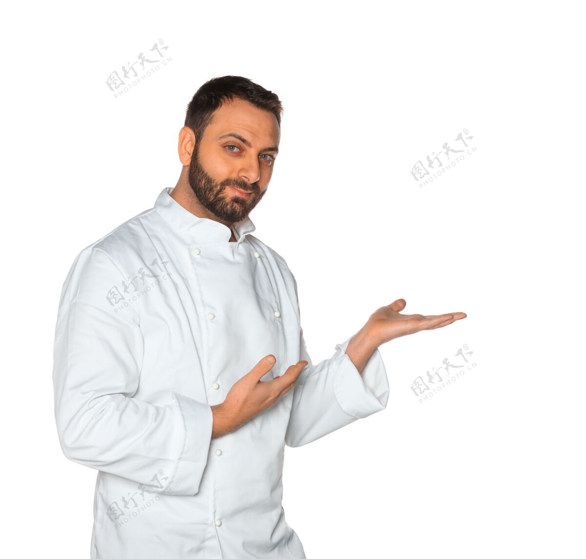外套年轻的厨师穿着白色制服 白墙上没有帽子胡须支持厨师