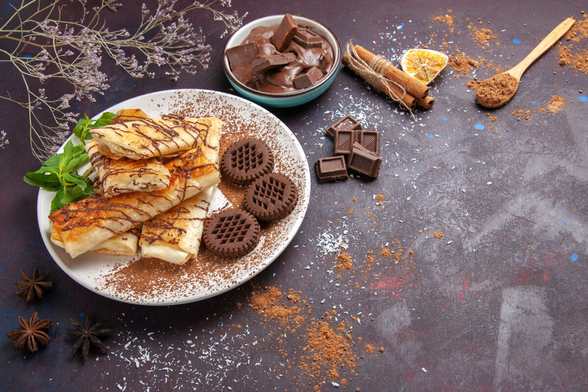 食物在黑暗的空间俯瞰美味的甜点和巧克力饼干茶面包美食