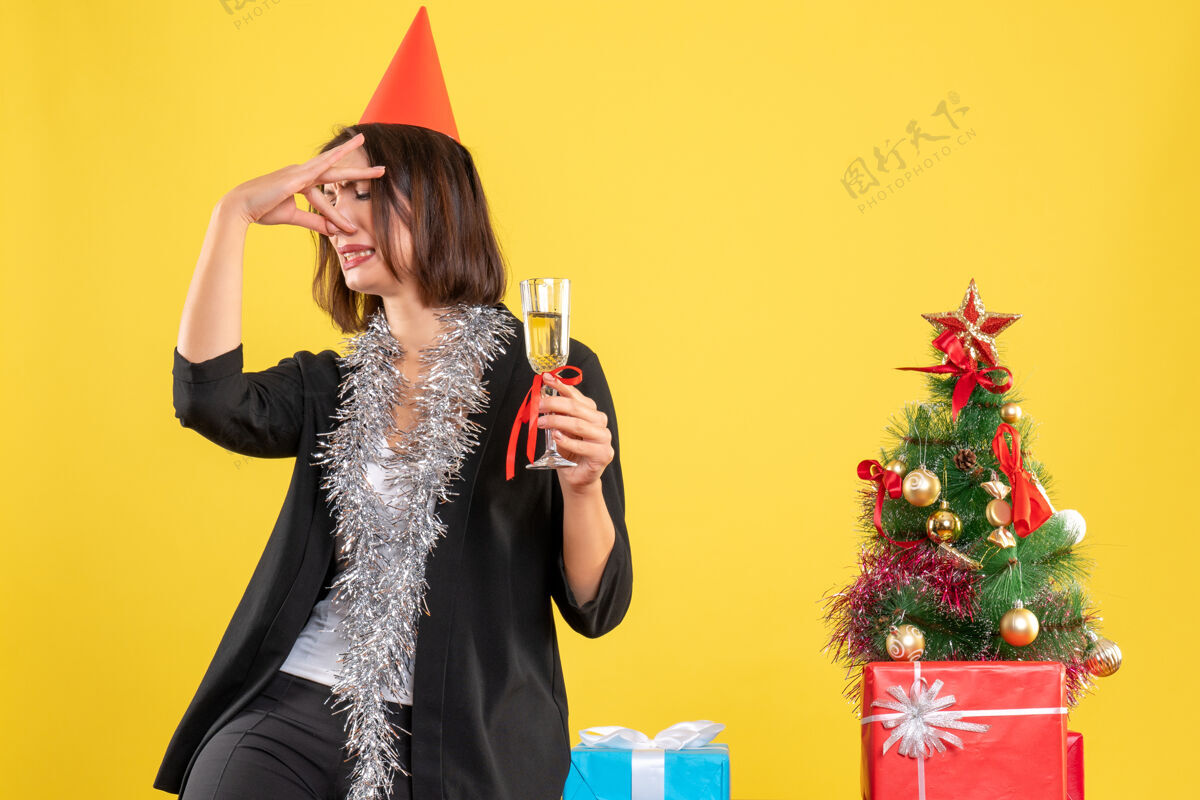 肖像圣诞心情带着酸溜溜的脸蛋美女捧着酒杯在办公室上发黄心情漂亮酒