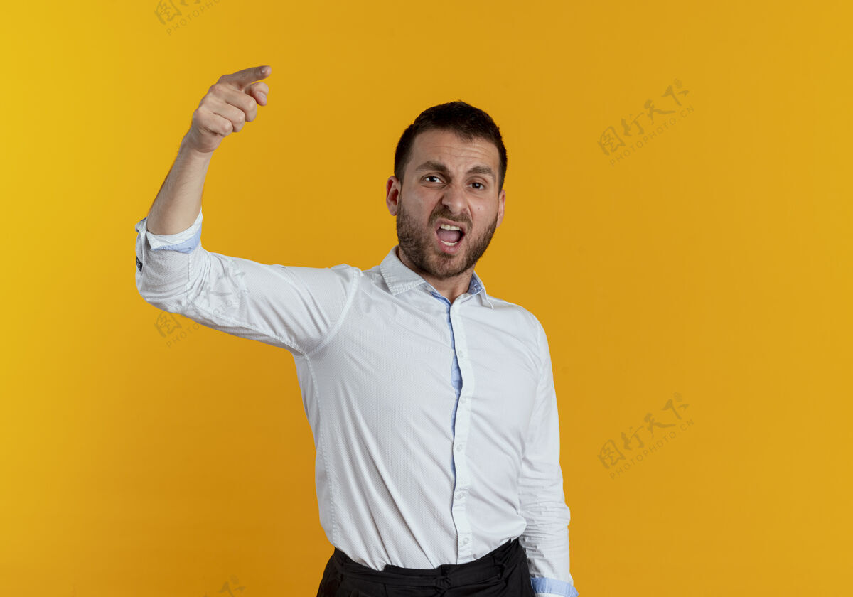 橙色恼怒的帅哥对着橘色墙上一个指着前方的人大喊大叫向前有人指着
