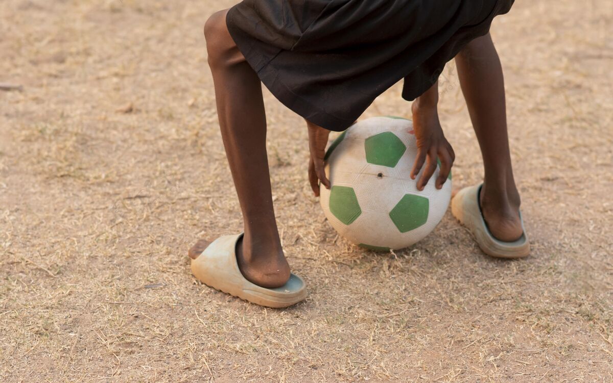 足球拿着足球的男孩非洲足球孩子