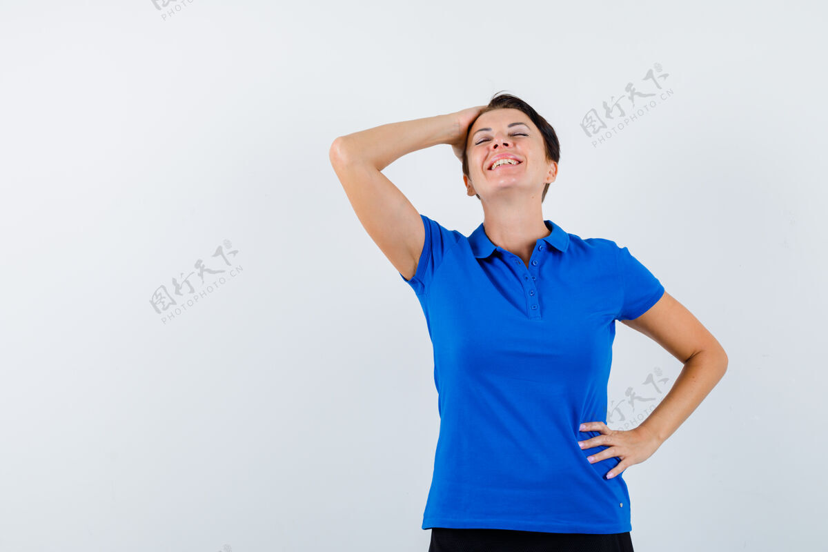 人成熟女人的肖像 手拉着头 穿着蓝色t恤 看着幸福的前景色年龄人女人