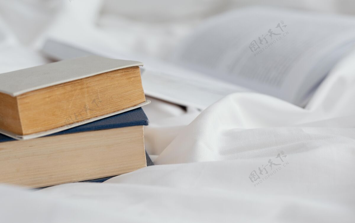 文学把书放在床单上教育横向床单