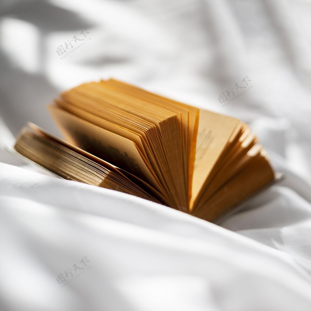 文学打开床单上的书广场床单安排