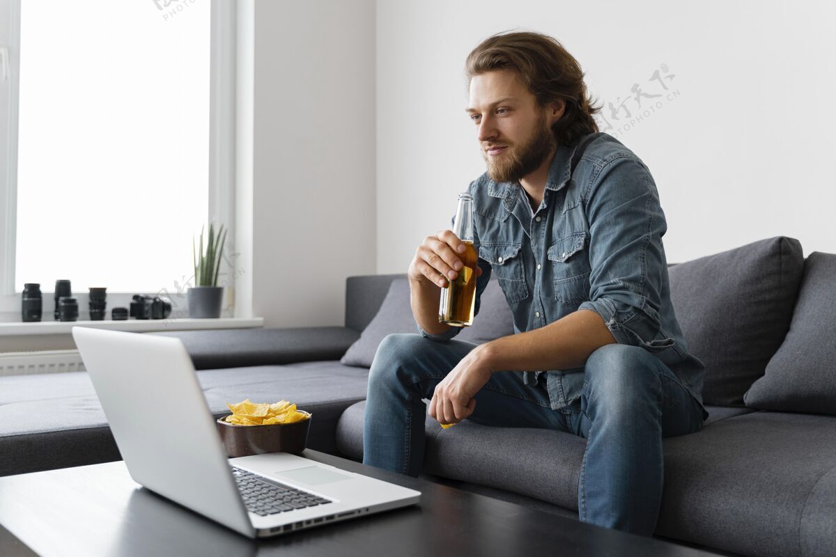 设备中枪男子在看笔记本电脑科技中镜头食物