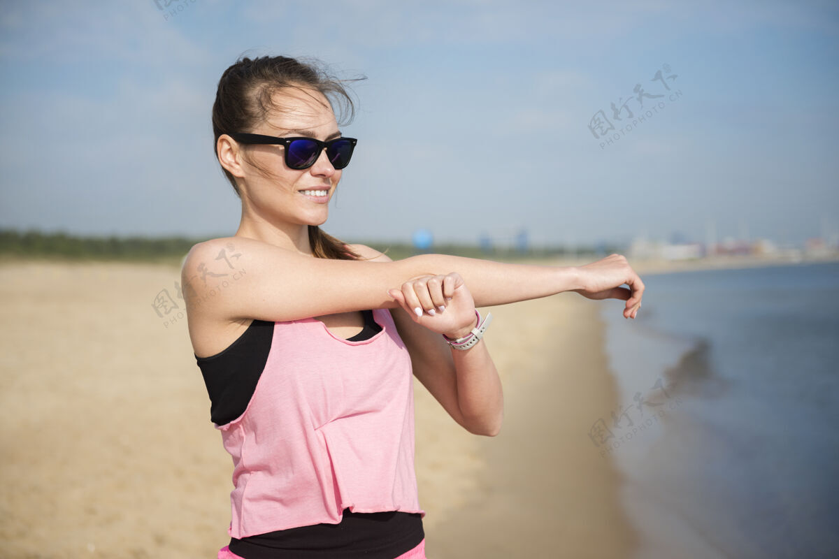 微笑特写在海边慢跑的健康年轻人锻炼努力专注
