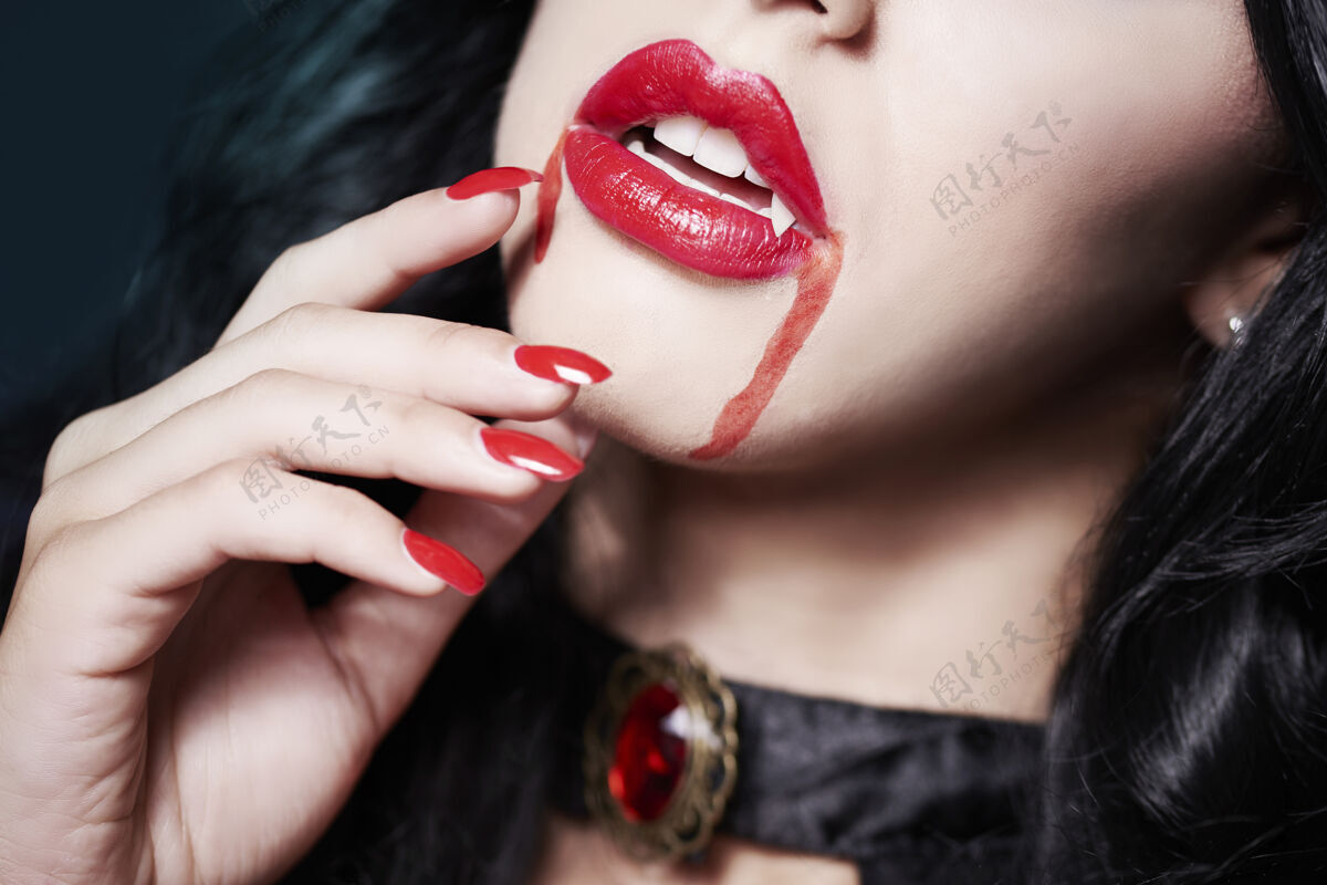 吸血鬼特写为万圣节打扮的年轻美女幻想性感激情