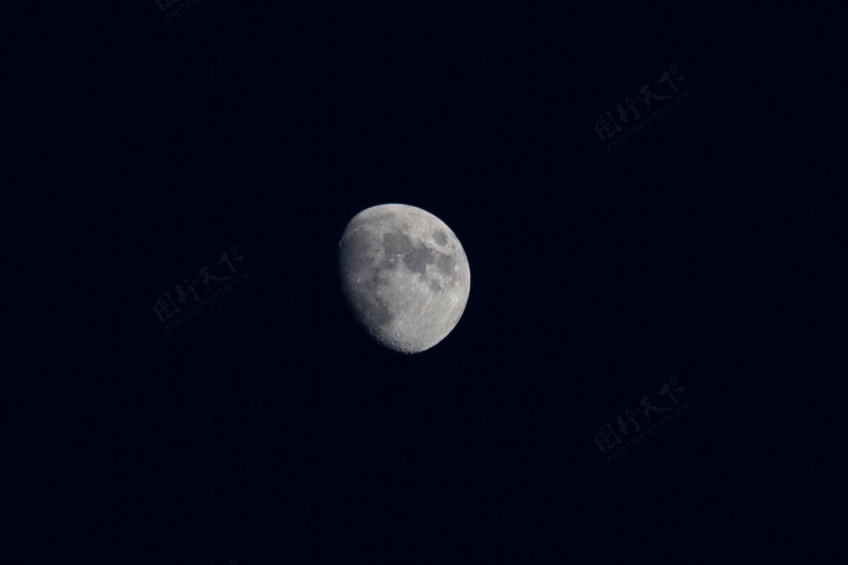 夜晚美丽的月亮在漆黑的夜空月亮月光幻想
