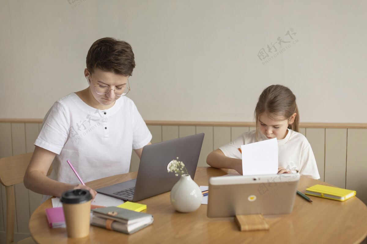 工作父母和孩子坐在桌边室内中镜头生活方式