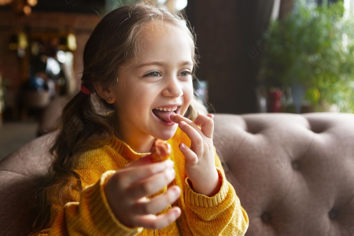 中镜头沙发上的笑脸女孩美食食物水平