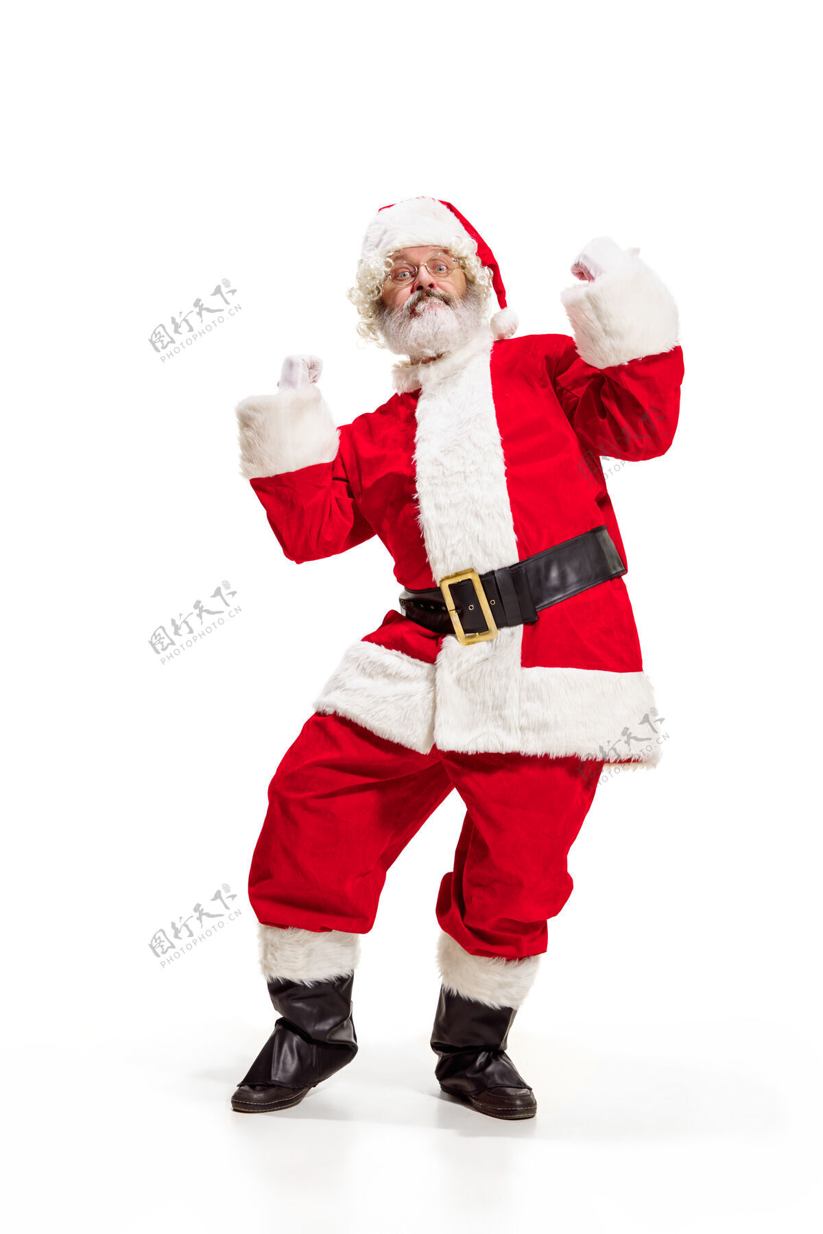 服装嗨 你好霍莉·乔利x马斯喜庆的诺埃尔一身滑稽快乐的圣诞老人 戴着头饰 服装 黑腰带 白手套 在白色背景下站在工作室里挥手致意白色男性眼镜
