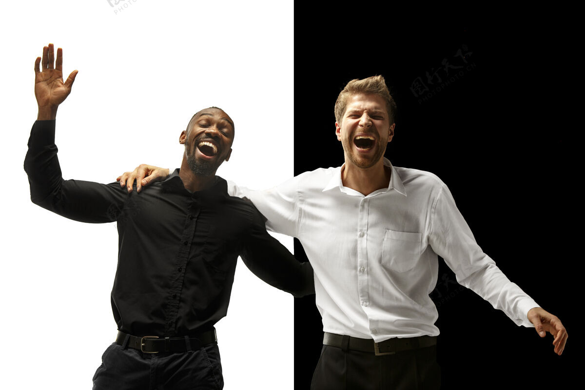 比较成功快乐的黑人和白种人男人混血夫妻黑白工作室上的动态男模形象人类面部情感概念惊喜庆祝人