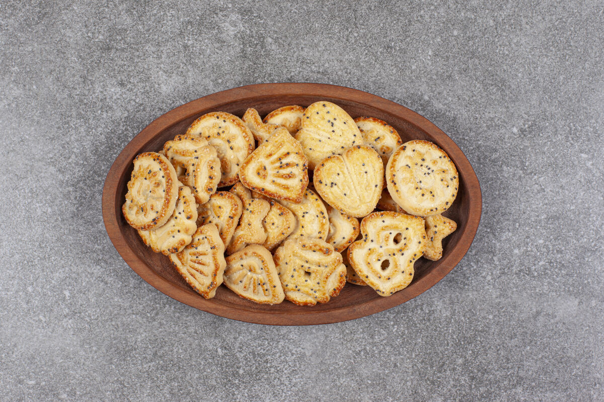 饼干各种形状的饼干放在木盘上形状盘子小吃