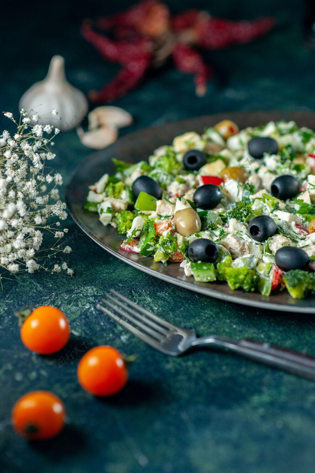 蔬菜前视图蔬菜沙拉 深蓝色表面上有玛雅奈斯和橄榄 假日菜肴照片晚餐颜色食物风景晚餐