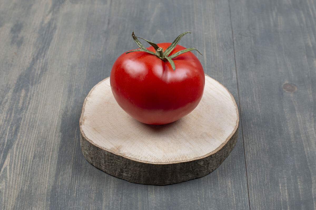 好吃的一整只多汁的番茄放在木桌上圆的扁的新鲜