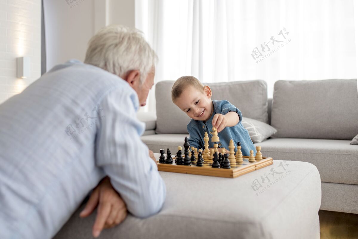 小男孩可爱的小男孩和爷爷下棋男性年轻可爱