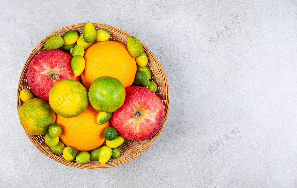 橘子各种水果在篮子里俯瞰新鲜水果柑橘苹果金橘
