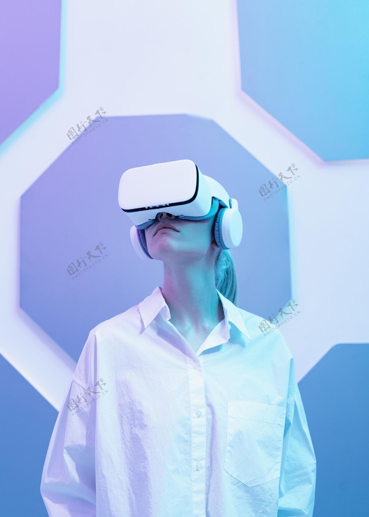 测试戴着虚拟现实模拟器的女人肖像设备技术