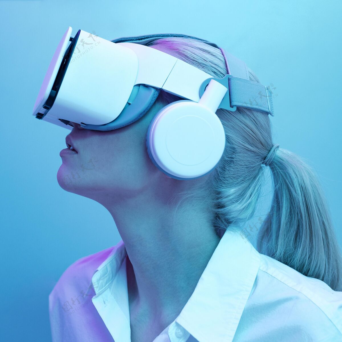 单色戴着虚拟现实模拟器的女人肖像测试模拟