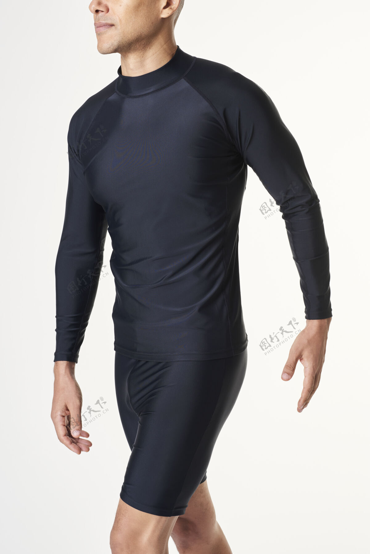 长袖一个穿着黑色长袖泳衣的男人人男泳装