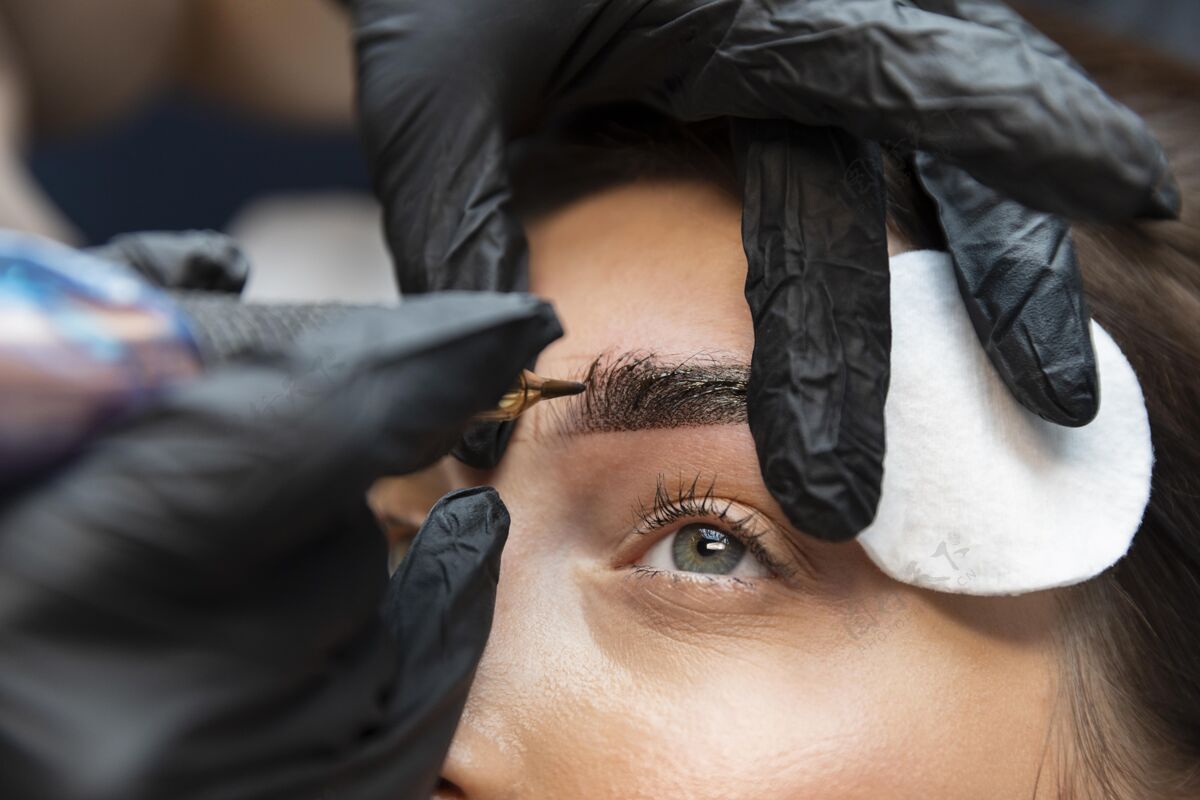 女人年轻女子正在接受眉毛美容治疗轮廓过程治疗